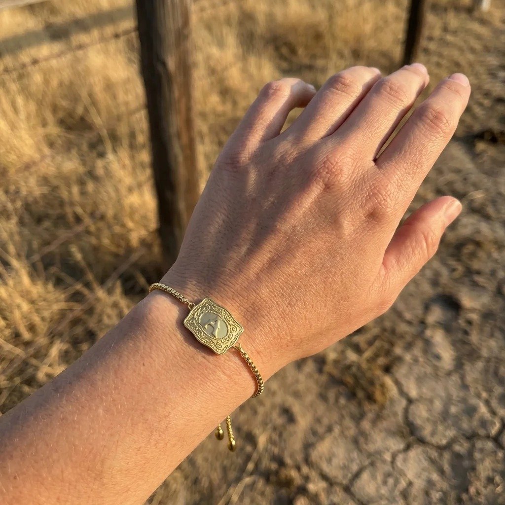 🧷 Miniature Belt Buckle Wristband – Sleek Adjustable Bracelet with Chic Metal Clasp