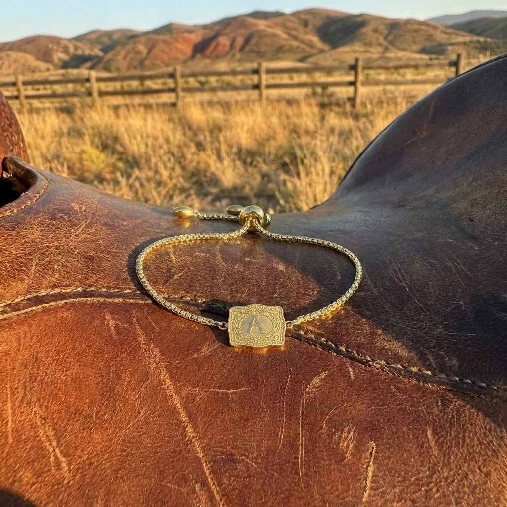 🧷 Miniature Belt Buckle Wristband – Sleek Adjustable Bracelet with Chic Metal Clasp